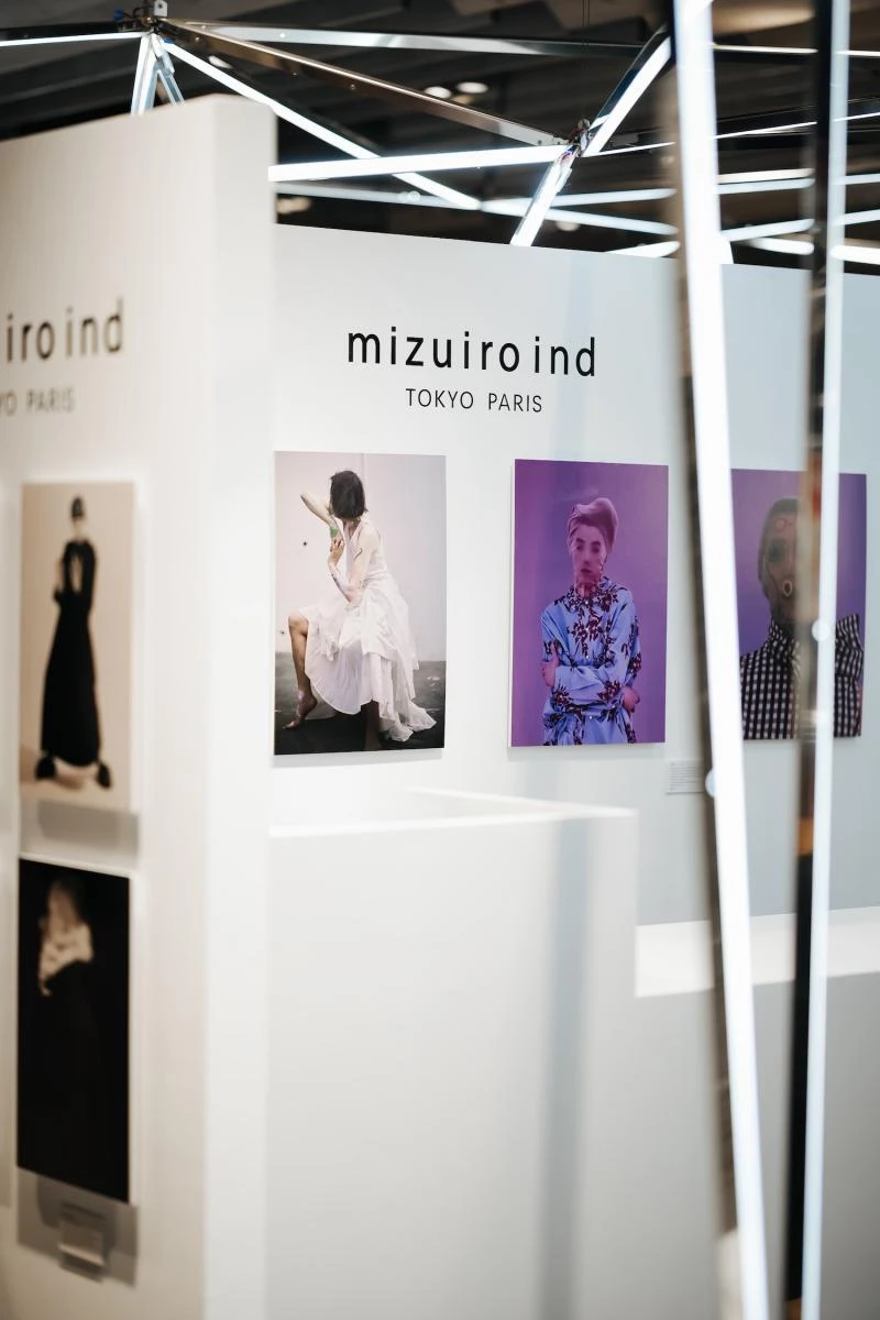 「mizuiro」漢字為「水色」,在日文中意指「水藍色」,是一種介於藍色與霧藍之間的清透色調,源自設計師自幼鍾愛的顏色,也成為品牌美學的起點。這份對色彩的感受,延伸為 mizuiro ind 一貫的設計語言,輪廓安靜、比例克制,卻能在穿著時自然展開。多數版型採取寬鬆但保有結構的設定,線條簡潔,讓身形與動作保留彈性,也使服裝能隨著不同氣質而產生變化。正因如此,購買族群橫跨一般上班族、藝文圈與時尚圈人士,並能陪伴不同年齡階段的生活節奏,成為日本女性衣櫥中長期被留下來的日常選擇。