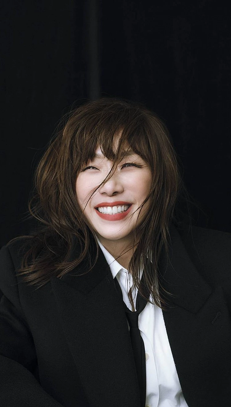 林憶蓮（Sandy Lam）1966 年出生於香港，個性文靜的她，小時候曾夢想當舞蹈員或空服員，卻在一次陪朋友參加 DJ 招考時，意外開啟了自己的音樂路。
