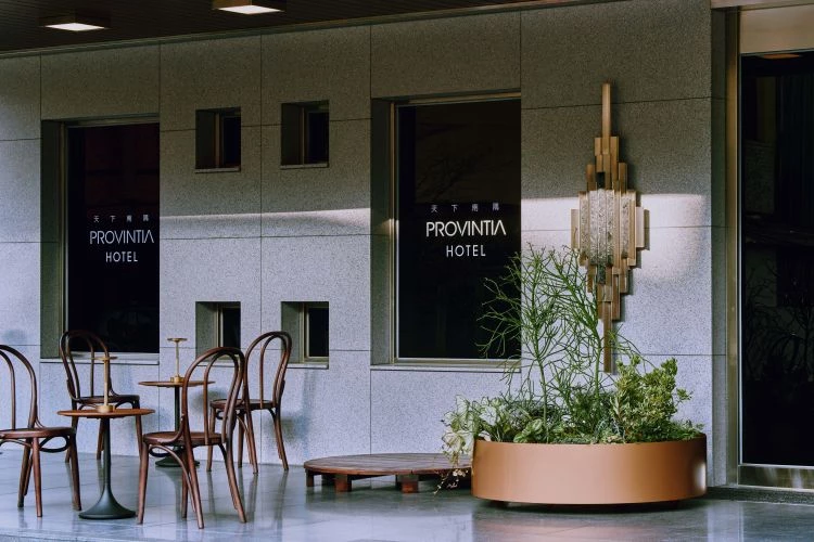 天下南隅主理人 Angus 坦言:「台南不缺新的飯店,我認為守護舊有的事物所帶來的價值,遠比直接蓋一棟新的飯店來得重要。」