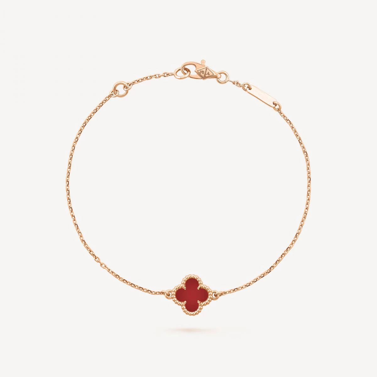 Sweet Alhambra 手鍊可謂 Van Cleef & Arpels 的經典之作。自1968年以幸運四葉草為靈感誕生以來,Alhambra 系列早已成為世家的代名詞。