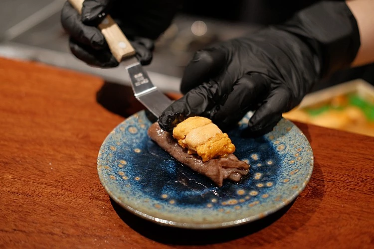 「和牛海膽」,挑選油脂細膩或纖維柔軟的稀有部位,將和牛的甘甜化為底色,鋪上北海道小川海膽的鮮美,再以頂級鹽之花作最後點睛。