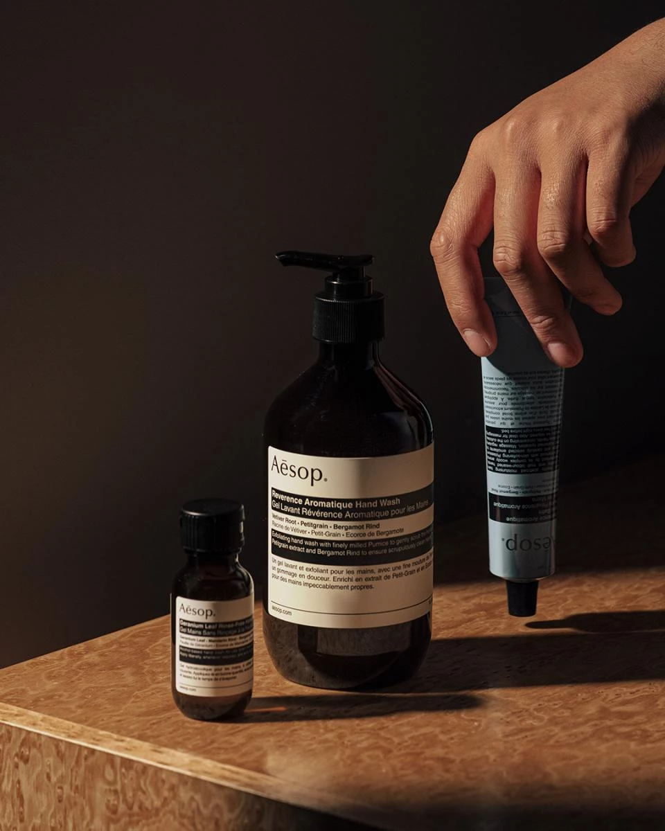 根據《Amazon》的熱銷排名,Aesop 銷售最佳的商品依序為:第一名「尊尚芳香手部清潔露」、第二名「天竺葵身體潔膚露」、第三名「賦活芳香手部清潔露」、第四名「賦活芳香護手霜」、第五名「天竺葵身體去角質露」。儘管 Aesop 的香水產品獨具特色,表現亮眼,但作為起家於護理產品的澳洲品牌,其專注於高品質植物萃取與抗氧化成分,已獲得市場高度認可。