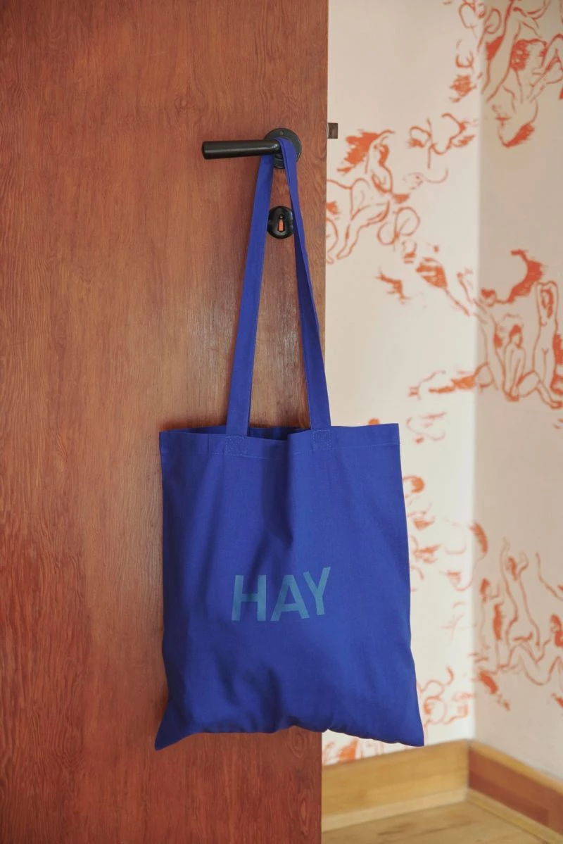 最受歡迎的經典托特包，採用長背帶與撞色 HAY 標誌，打造實用又獨特的風格。以有機棉製成，提供多種顏色，輕鬆展現北歐簡約風格。另外，台北限定托特包也正式登場，採用全球唯一的 HAY 經典色 Poppy Red 紅色縫線與 TAIPEI 城市字樣。定價：NTD. 390。