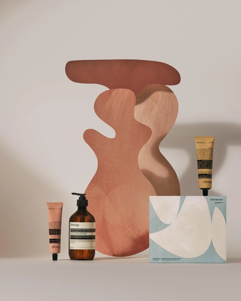 根據《Amazon》的熱銷排名,Aesop 銷售最佳的商品依序為:第一名「尊尚芳香手部清潔露」、第二名「天竺葵身體潔膚露」、第三名「賦活芳香手部清潔露」、第四名「賦活芳香護手霜」、第五名「天竺葵身體去角質露」。儘管 Aesop 的香水產品獨具特色,表現亮眼,但作為起家於護理產品的澳洲品牌,其專注於高品質植物萃取與抗氧化成分,已獲得市場高度認可。