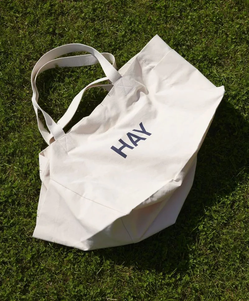 除了經典的托特包系列，由 HAY 推出的 Weekend Bag 系列，以時尚隨性的外型重新定義日常包款。觸感柔軟，並飾有活潑的跳色 HAY 標誌，展現簡約而不失個性的設計。定價：NTD. 1,600 起。