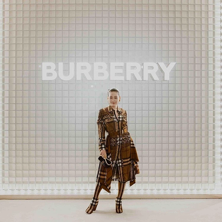 小S過去出席Burberry活動，以一身經典格紋，身穿褶飾格紋彈性平織襯衫式洋裝，搭配特大格紋羊毛蘇格蘭裙與過膝針織襪靴，，整體層次感十足又不失高級氣場。