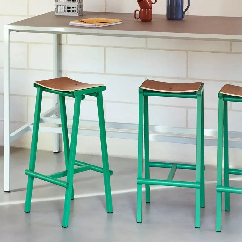 最多台灣人購買的傢俱第一名，由「Taburete 8 Bar Stool／八研高腳椅」拿下。以精煉線條結合曲木與鋼材質感結構，展現剛柔並濟的視覺感受。大膽配色與極簡比例交織出俐落氣質，無論置於居家或商業空間，皆能以低調姿態呈現獨特風格。定價：NTD. 1,600。