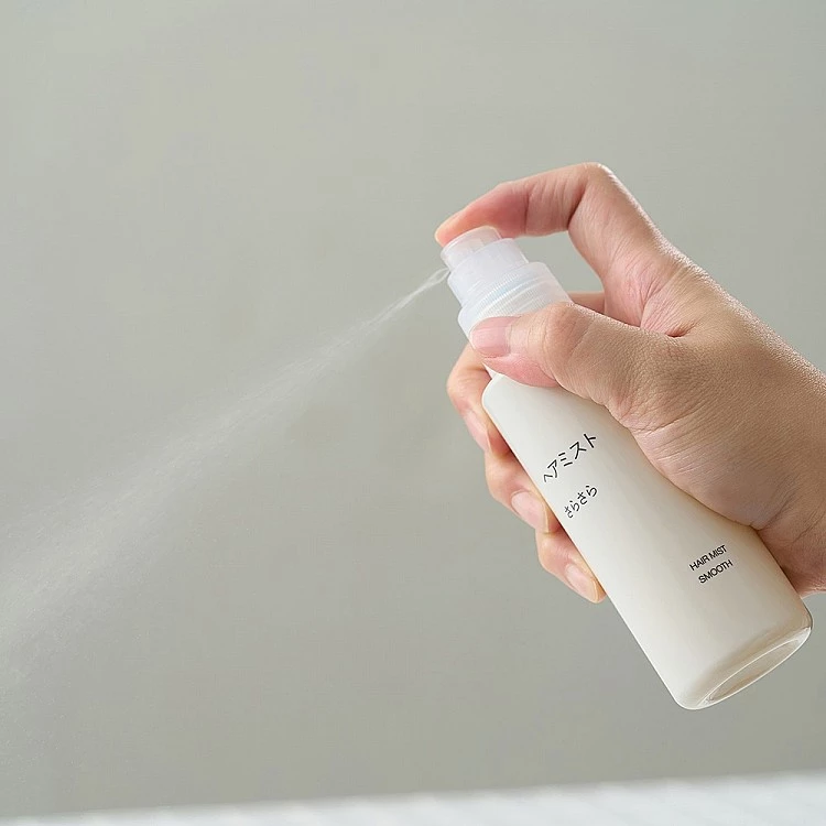   主打輕盈柔順髮質的「護髮噴霧」，以3種發酵液與植物性蛋白質為核心，能滲透髮芯修補受損結構，恢復柔軟彈性。