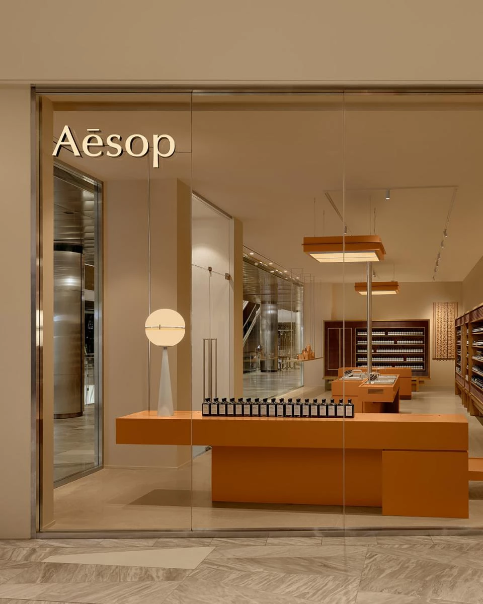 目前 Aesop 在全球已設有約 400 間門市,多數集中於紐約(18 間)、東京(22 間)等一線城市。品牌致力於深入城市文化核心,打造與在地生活緊密連結的零售據點,創造兼具功能與美感的門市體驗。不同於倚重電商平台的品牌策略,Aesop 一貫強調實體店面的溫度與互動性,堅持人與人之間的真實接觸,將門市視為品牌敘事的延伸空間,成為維持品牌高度辨識度與顧客忠誠度的關鍵。