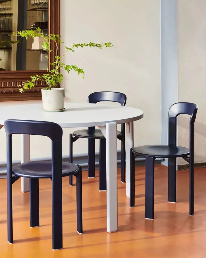 HAY Rey Chair 單椅復刻自瑞士設計師 Bruno Rey 於 1971 年創作的經典 Rey 系列，並與 Dietiker 公司合作推出。標誌性的圓形邊緣與弧形靠背，搭配創新的無螺絲木與金屬連接結構，使其兼具堅固耐用與優雅線條。最多可堆疊四張，展現靈活實用的設計美學。定價：NTD. 24,800。