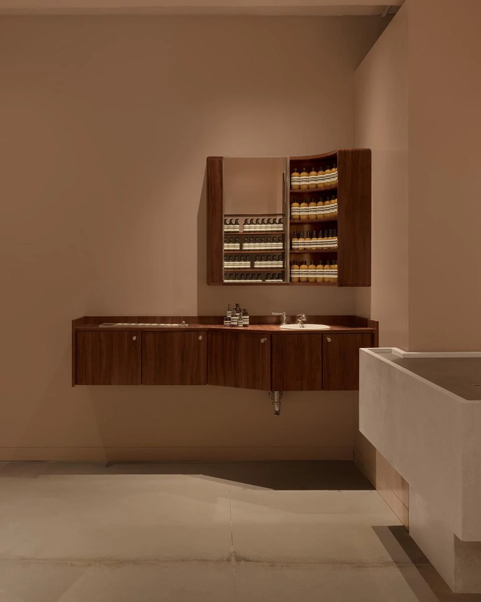 目前 Aesop 在全球已設有約 400 間門市,多數集中於紐約(18 間)、東京(22 間)等一線城市。品牌致力於深入城市文化核心,打造與在地生活緊密連結的零售據點,創造兼具功能與美感的門市體驗。不同於倚重電商平台的品牌策略,Aesop 一貫強調實體店面的溫度與互動性,堅持人與人之間的真實接觸,將門市視為品牌敘事的延伸空間,成為維持品牌高度辨識度與顧客忠誠度的關鍵。