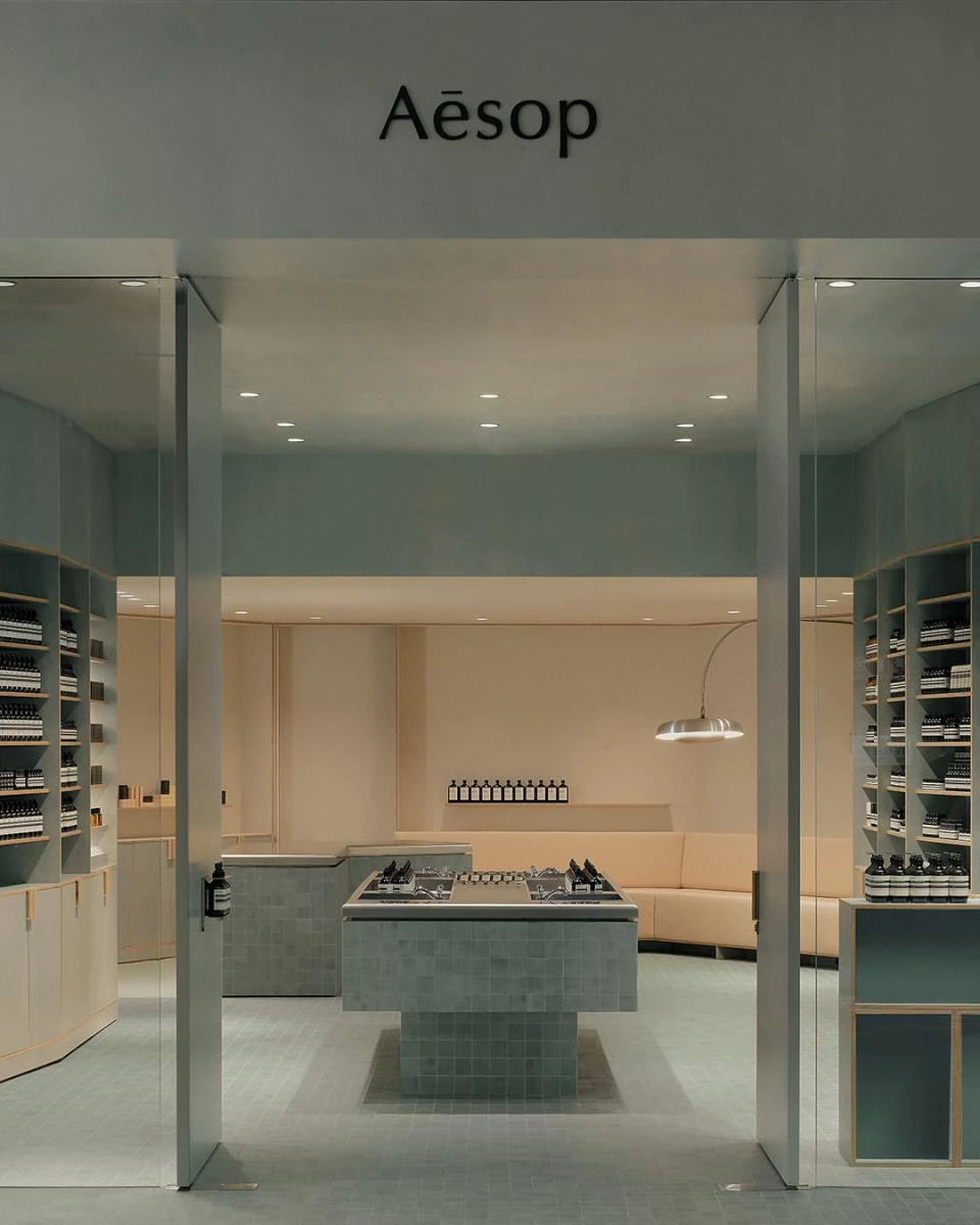 Aesop 能在競爭激烈的美妝市場中脫穎而出,關鍵在於其對品牌形象的高度控管與一致性傳遞。無論在墨爾本、巴黎、東京,或台北,每一家 Aesop 門市都不只是販售產品,更傳遞一種生活哲學與美學態度。品牌持續與全球建築師與設計師合作,打造融合在地文化的空間語言,強化消費者對品牌的情感連結與文化共鳴,持續鞏固其作為高辨識度護膚品牌的地位。