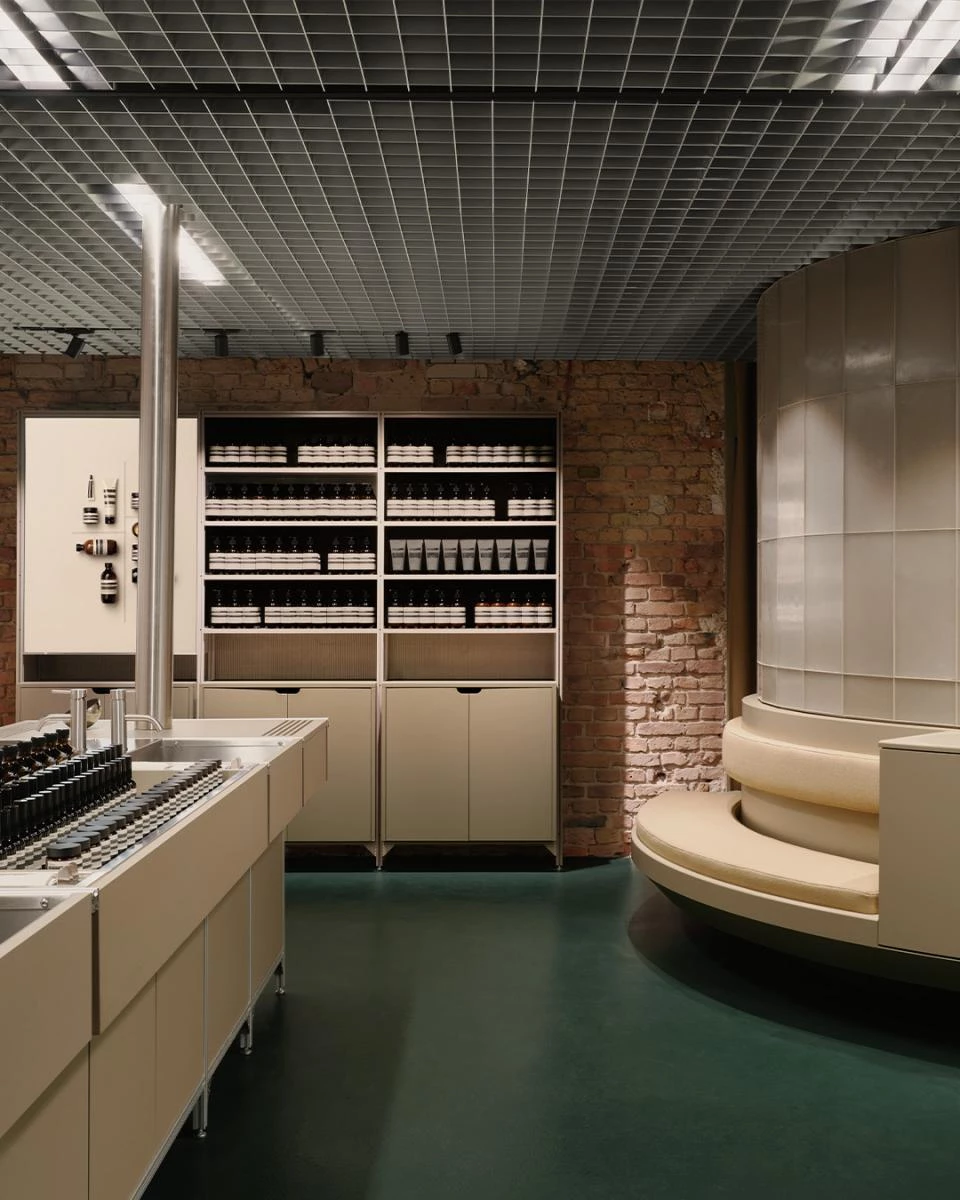 Aesop 能在競爭激烈的美妝市場中脫穎而出,關鍵在於其對品牌形象的高度控管與一致性傳遞。無論在墨爾本、巴黎、東京,或台北,每一家 Aesop 門市都不只是販售產品,更傳遞一種生活哲學與美學態度。品牌持續與全球建築師與設計師合作,打造融合在地文化的空間語言,強化消費者對品牌的情感連結與文化共鳴,持續鞏固其作為高辨識度護膚品牌的地位。