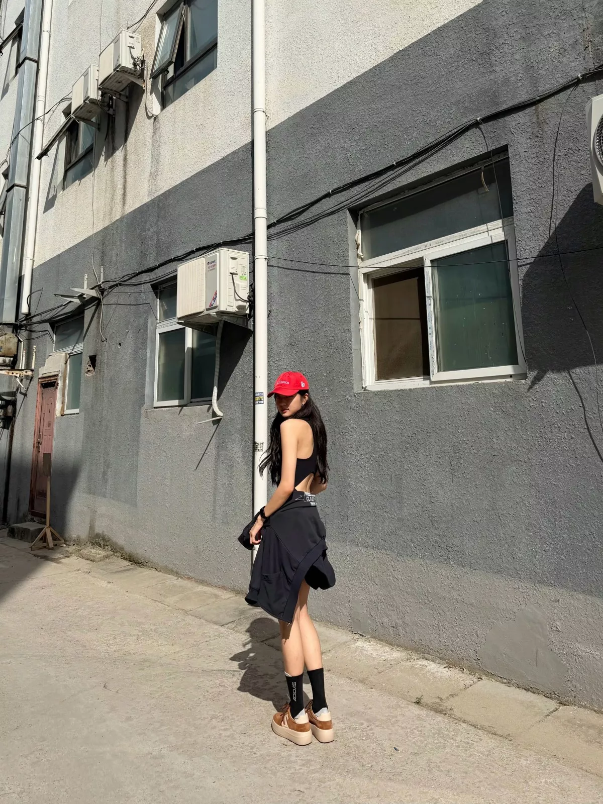壓軸這套,就是把「顯腿長」玩到極致的示範!孫千以黑色露背上衣搭配黑色短裙,露出纖細的背部線條,再戴上一頂紅色棒球帽點亮全黑造型。而真正的主角,是腳上這雙棕色麂皮厚底鞋!厚實的鞋底本身就自帶增高效果,加上她刻意搭配黑色運動長襪,把視線一路往下延伸,讓整雙腿看起來又直又長,想偷偷增高的人一定要學起來。