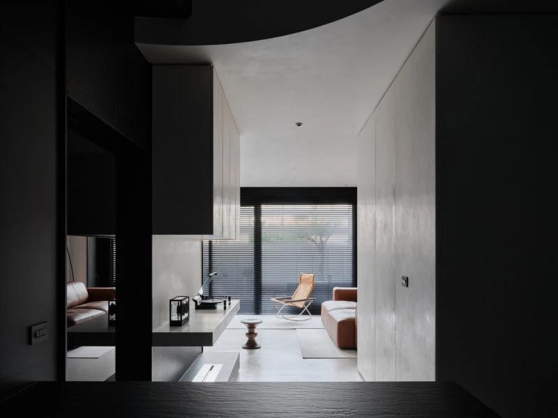 這座私宅落成後，獲得建築雜誌《ArchDaily》的高度肯定。House Kuo 為台灣的透天厝提供更多不同的活化與創新可能。在既有的空間與結構之上，如何達到更適宜當前居住者的使用習慣，也成為現今室內設計的重要命題。穿梭於室內之間，不僅能感受到空間的舒適度，也讓更多人重新體會「家」的美好意義。