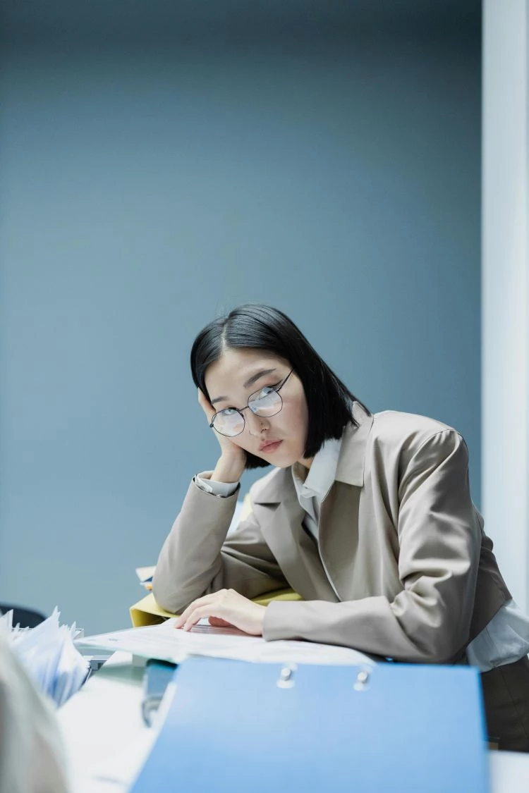 在許多公司文化裡,晚走似乎代表努力,甚至有人以「天天加班」作為榮譽。但事實上,長期依賴加班,往往反映的是效率不足或規劃不佳。