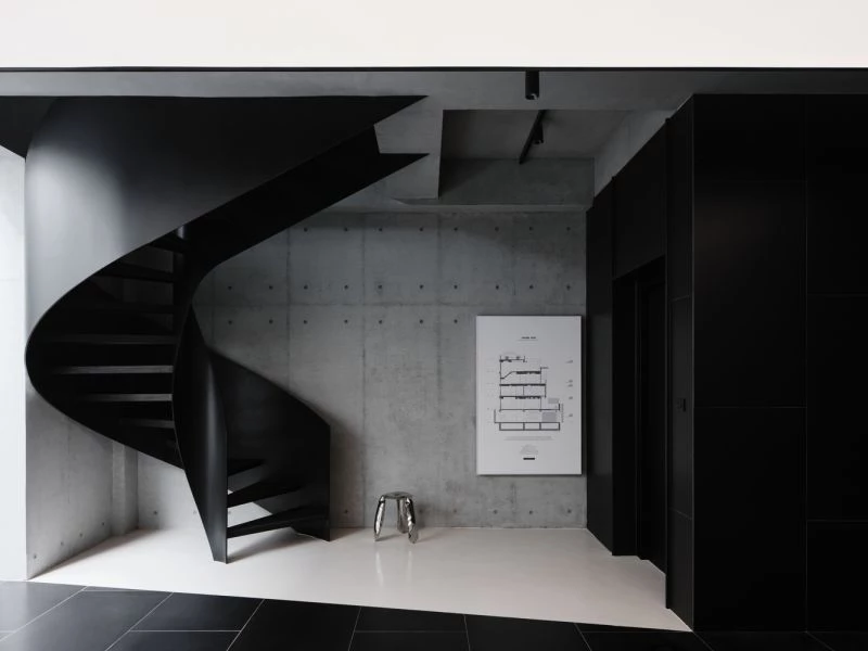 這座私宅落成後，獲得建築雜誌《ArchDaily》的高度肯定。House Kuo 為台灣的透天厝提供更多不同的活化與創新可能。在既有的空間與結構之上，如何達到更適宜當前居住者的使用習慣，也成為現今室內設計的重要命題。穿梭於室內之間，不僅能感受到空間的舒適度，也讓更多人重新體會「家」的美好意義。