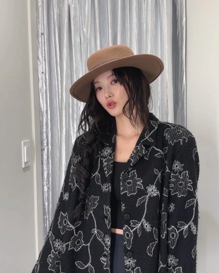 金裕貞以率性又帶點女人味的造型詮釋新風格，選穿黑色刺繡西裝外套，立體的花卉線條為經典剪裁注入柔美細節。