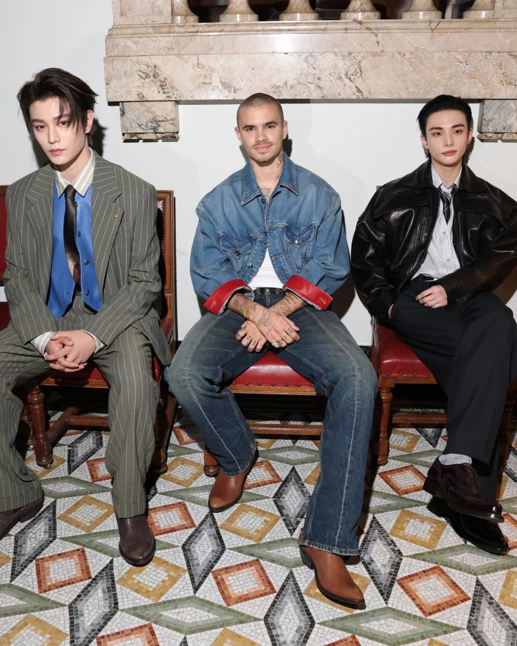 丁禹兮、Romeo Beckham、鉉辰於Versace大秀同框合影