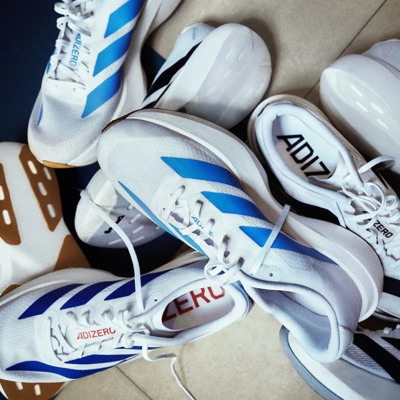 根據愛迪達(Adidas)公布的 2025 年第三季財報(截至 2025 年 9 月 30 日止,為期三個月),營收達 66 億歐元(約新台幣 2,350 億元),與去年同期相比增長 12%;營業利潤(EBIT)大漲 23%,突破 7 億歐元(約新台幣 260 億元)。即便身處全球市場波動與不確定性之中,愛迪達本季仍實現「營收與利潤雙位數成長」,創下公司成立以來單季最高營收紀錄,並對全年表現維持樂觀展望。