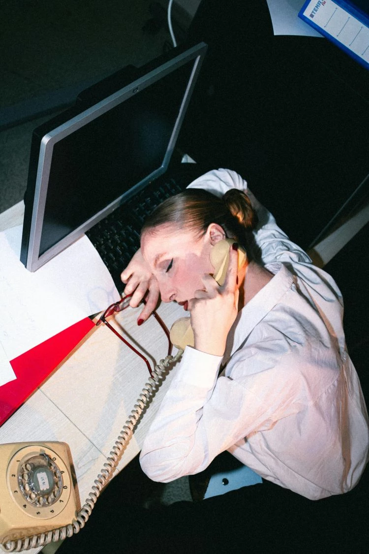 人脈固然重要,但若把工作場所經營成社交舞台,反而會讓人懷疑你的專業度。表面熱絡的寒暄,若缺乏實質內容,很快就會失去價值。研究