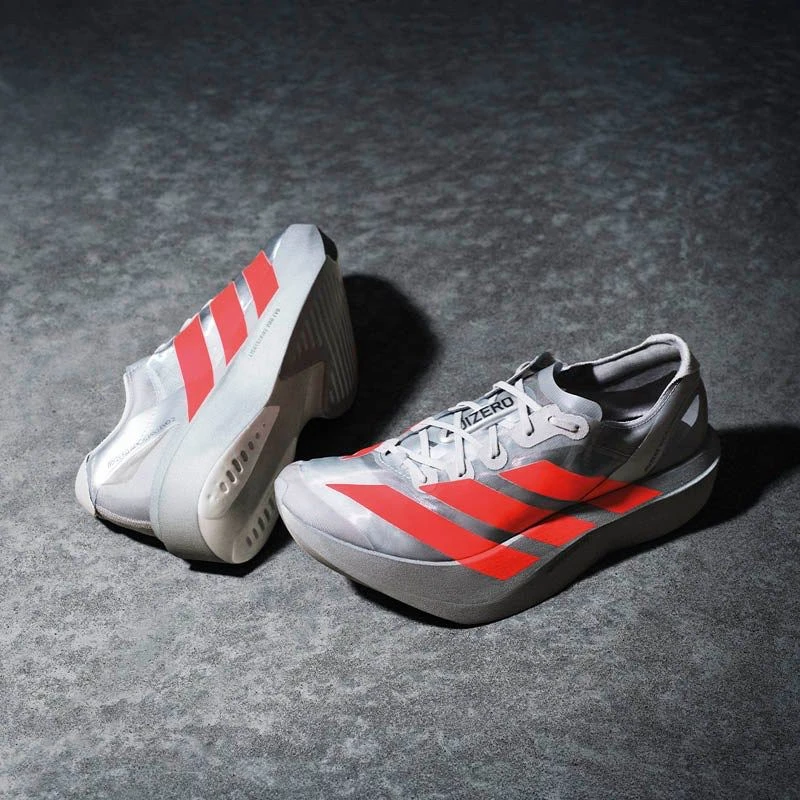 財報中特別指出,Adizero 跑鞋系列是本季增長的最大功臣之一。執行長表示:「跑步業務的營收進一步提升,增長超過 30%,主要受益於 Adizero 系列的推動。」Adizero 系列在多場國際馬拉松賽事中屢次亮相,並由多位頂尖運動員著用,強化了其專業與機能形象。品牌透過具吸引力的價格策略,將「速度美學」融入「日常生活」,讓消費者在日常穿搭中也能體驗運動表現的魅力。Adizero 不僅成為本季最暢銷的跑鞋之一,也成功鞏固了愛迪達在高性能跑鞋市場的領導地位。