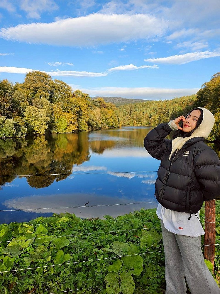 總是走在流行最前線的蔡依林，黑色羽絨外套穿搭來自The North Face x Sims，短版輪廓加上澎感份量，內搭帽T與白色長版上衣疊穿，多層次堆疊不僅增加造型感，也成功打破羽絨外套常見的厚重印象，下身搭配棉褲，刻意保留寬鬆線條，反而襯托出上半身的俐落比例，看起來又年輕又時髦。