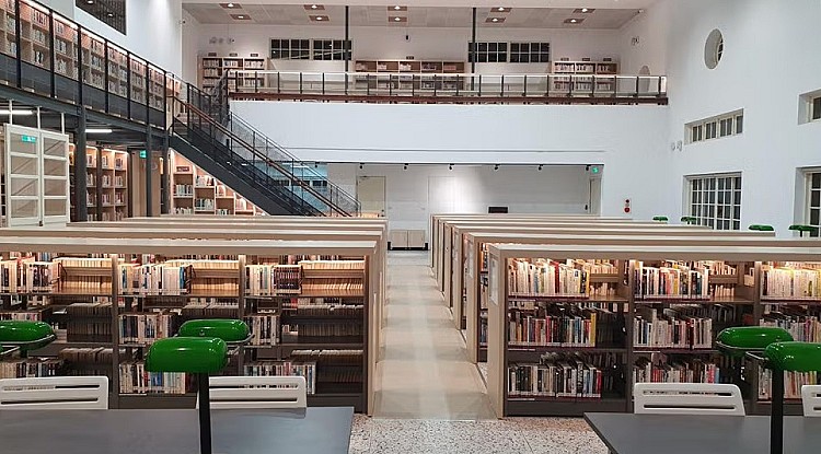 2025台南景點推薦9 台南市中西區圖書館，有高低錯落的空間也有安靜閱讀角落、獨立報刊室，營造舒適自在的城市書房氛圍。