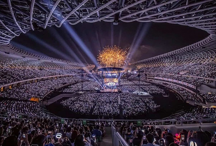 近幾年隨著「體驗型經濟」的消費結構改變，演唱會已成為大多歌手或唱片公司營收最大宗，因此知名歌手每次發行新作品，伴隨來的世界巡演已成為常態，而選擇最大的場地舉辦也能大量減少成本支出、創造最大營收。