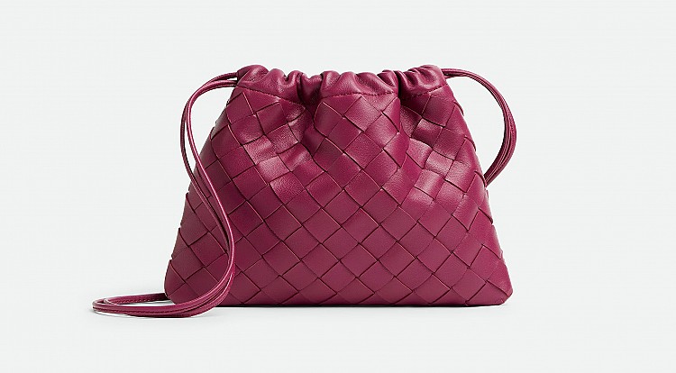 低調卻極具質感,展現出內斂的奢華感,有種「不完美的完美」正是BV最迷人的細節語言!這款紅玉色比起粉色更加沉穩,柔軟皮革在自然收束的過程中呈現獨特的波浪弧度,是一款簡約卻能瞬間提升整體造型層次的經典之作。