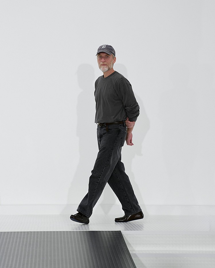 名字|Simone Bellotti 年紀|46 歲 職位|現任Jil Sander 創意總監 經歷|出生於義大利朱薩諾,畢業於義大利卡羅設計服裝學院。