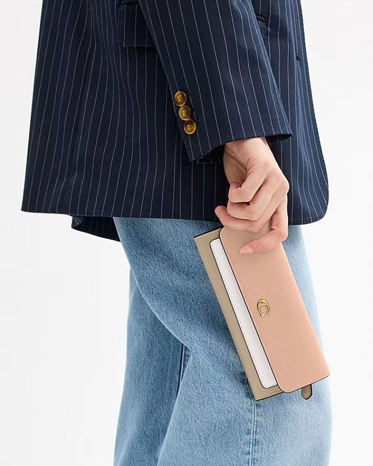 錢包的內部設計往往被低估，但它其實會直接影響我們使用金錢的方式。當卡片、鈔票與零錢混雜在一起，不只找東西費時，也容易在付款時忽略實際花費金額，讓消費變得更沒有感覺。