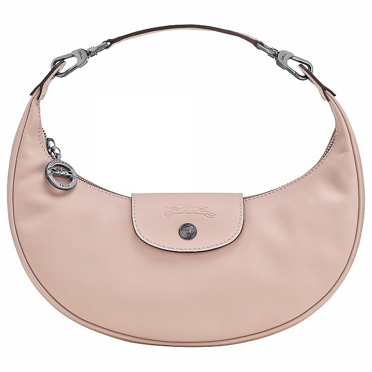 許多女孩第一次入手精品包款,常常會看向法國品牌Longchamp,除了相當有辨識度的折疊包「Le Pliage」,今年秋冬裸粉色的半月型手提包,輕盈小巧的包型,是在日常穿搭中提升造型感的好夥伴!