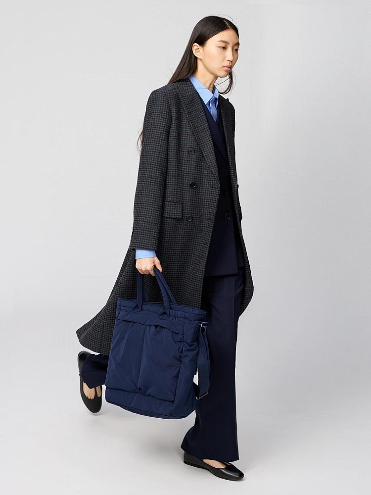 本季Uniqlo: C系列話題新品「2Way萬用包」，由曾任Chloé、Givenchy創意總監的Clare Waight Keller操刀設計，延續她擅長的極簡高級感