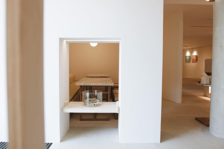 高雄市立美術館｜三秌茶屋「秌」意味「秋」，象徵成熟、收穫與沉澱。茶屋空間延續美術館清朗的設計語彙，融合木質調與日式簡約風格，營造出靜謐雅致的氛圍。