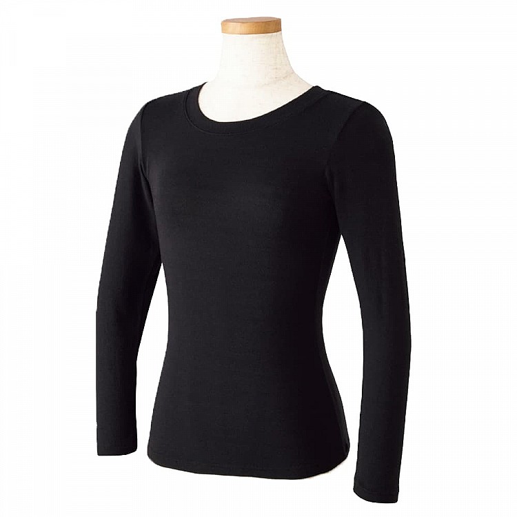 如果你追求的是「輕、暖、貼身又不悶」，Workman這件羊絨混紡超輕長袖圓領真的很值得收進名單：直接加入20%羊絨，觸感滑順細緻到像在穿高級內著，親膚度大勝一般機能底層，彈性布料會自然貼合身形，單穿俐落、當內搭也不顯臃腫。（價格：JP¥1,900，約NTD358）