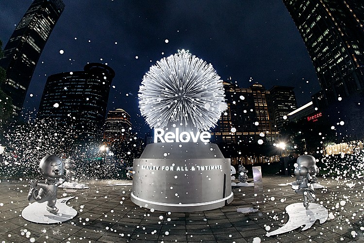 靠近捷運市府站二號出口 Ubike 租借處一旁空地,台灣保養品牌 Relove 打造了全台唯一「會呼吸的聖誕樹」,聖誕樹旁也打造了超強 IP 史努比的純銀限定版,讓這些超萌角色陪你度過一個時髦聖誕節。