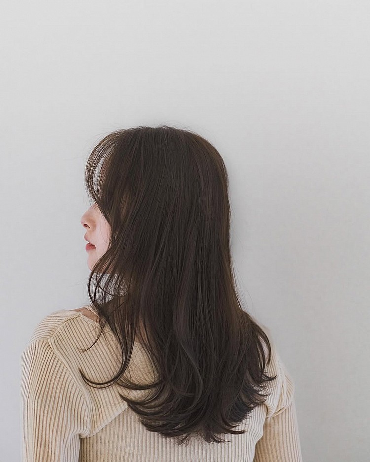 50歲減齡中分長髮推薦4：厚實髮尾捲