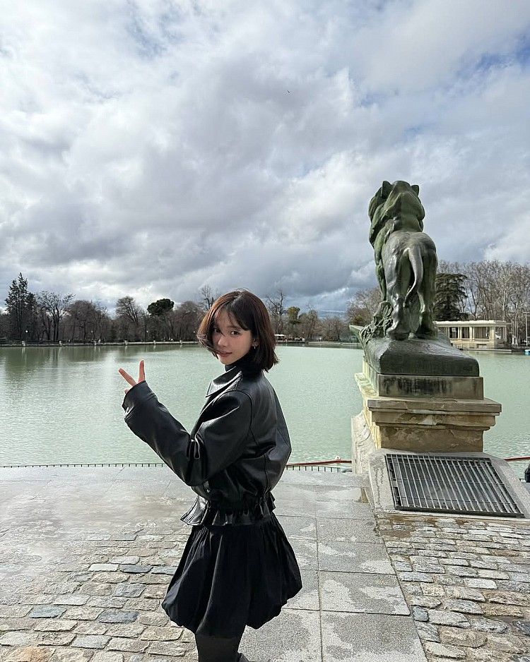 aespa Karina示範的這款短版皮革外套，是最能拉高比例的版型。外套長度落在腰線上方，直接切出俐落的上半身比例，使下半身視覺被放大，無論搭短裙或蓬裙，都能營造「腿長」的效果。