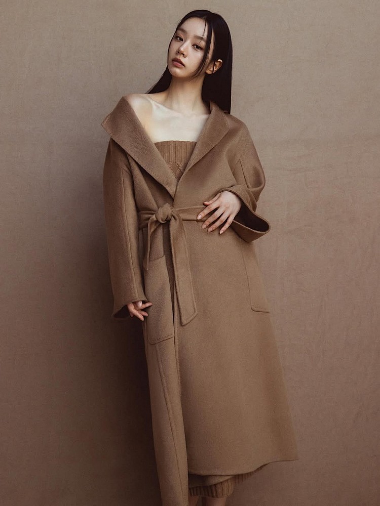 大衣穿搭有個固定公式：外套與內搭保持同色調，讓視覺重點自然向下延伸。這種「同色系延伸法」非常適合冬季多層次的日子，不僅能讓大衣敞開時更俐落，也能避免被分割成多段。