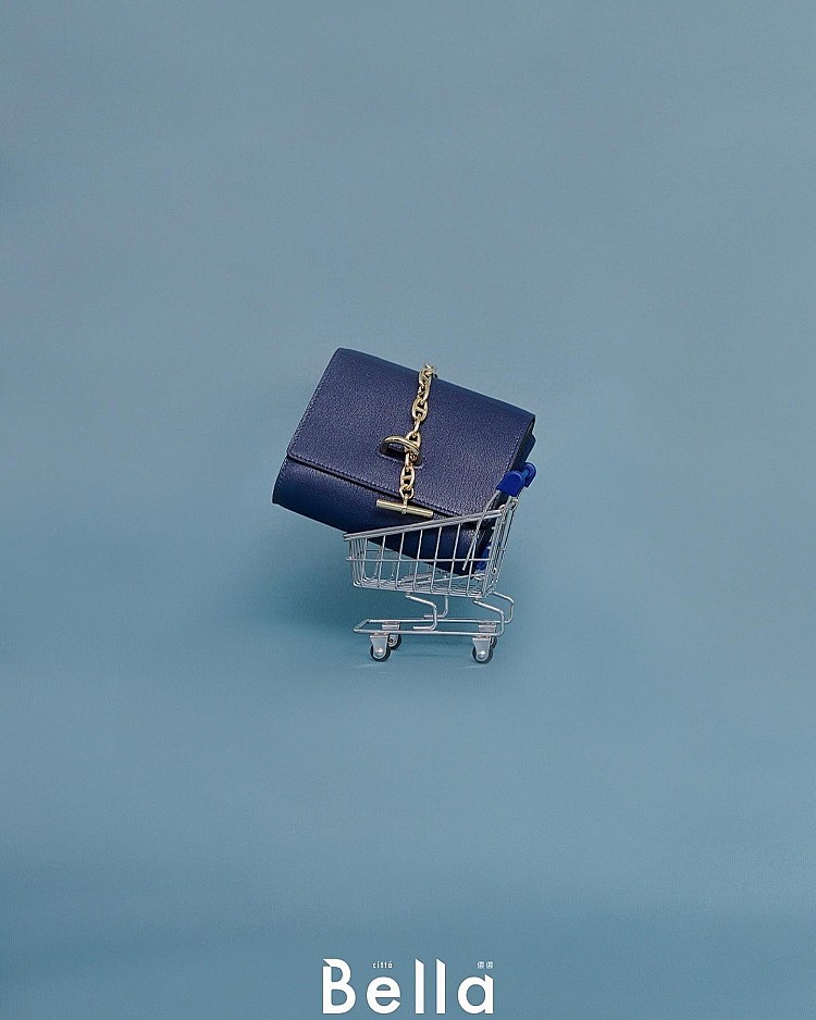 請客時把錢包交給別人，看似大方，卻容易擾亂財庫能量。風水上認為，錢包應由本人親自使用，財氣才不會外流。