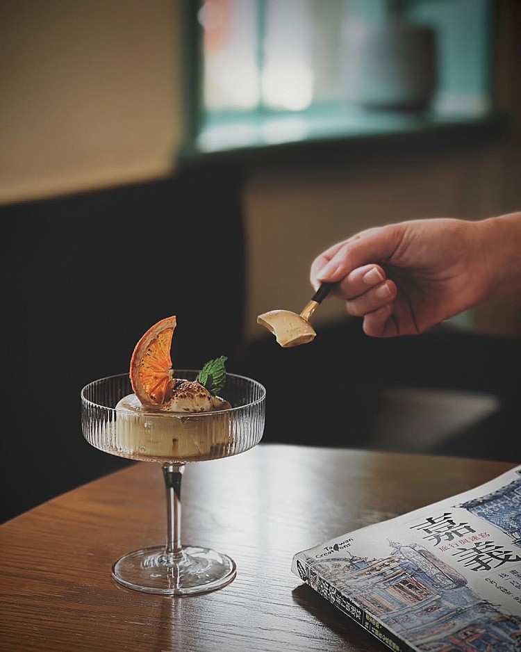 嘉義市立美術館|昭和 J 十一咖啡館以昭和意象結合嘉美館的磚紅量體,形成具年代感的視覺連結。