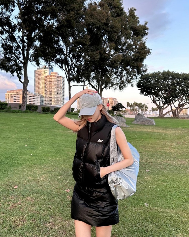 羽絨外套要顯瘦的盡頭會是放棄它？如果真的很介意「羽絨外套一穿就顯胖」，那Winter這一套就是教科書級別的顯瘦解法！她直接改穿黑色羽絨背心，內搭輕薄上衣，下身搭配澎潤短裙，透過露出手臂與腿部線條，反而讓整體比例更纖細、視覺更輕盈，但這套真的只適合微涼天氣，下雪時請務必回歸羽絨外套的懷抱，不然真的會冷到吱吱叫。