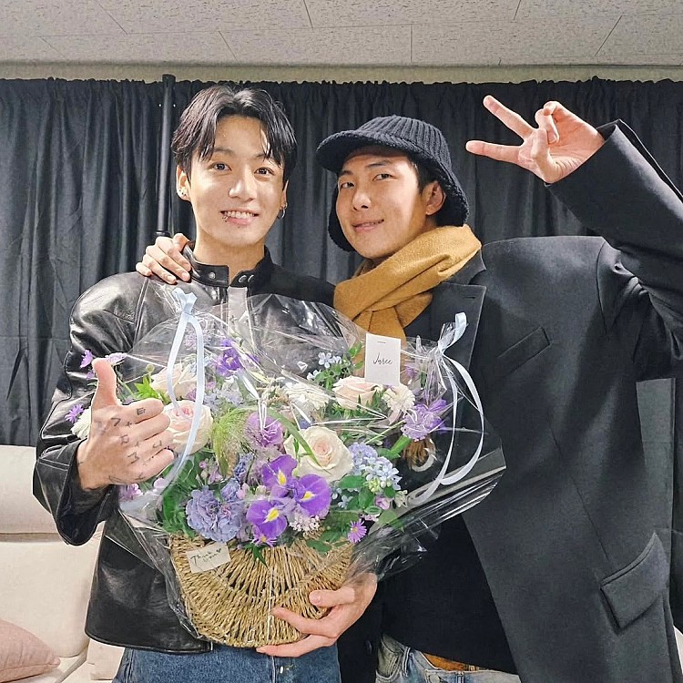 BTS 的隊長 RM 金南俊則拿下了「2025 最佳 K-pop 隊長」第 3 名，他擁有深厚的詞曲創作能力與強烈的表演魅力無庸置疑，但他的強大領導力以及精通英語、日語、中文等多國語言的表達能力才是受封最強隊長的理由，RM 常在公開場合代表團體發言，甚至 2021 年在聯合國以全英文發表演說也絲毫沒有卻步。