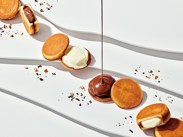 讓 Snows 一戰成名的，就是這款「生巧克力夾心餅乾」上市後迅速引爆話題，累積銷量突破600萬個。