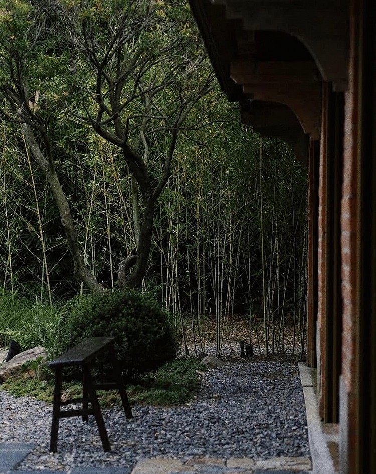 見野Niwa用餐採預約制,假日採雙時段入場,個人低消 NTD 200,加收 NTD 50景觀維護費。若想拍出最美畫面,建議選 11:30 開門或13:00第二場時段