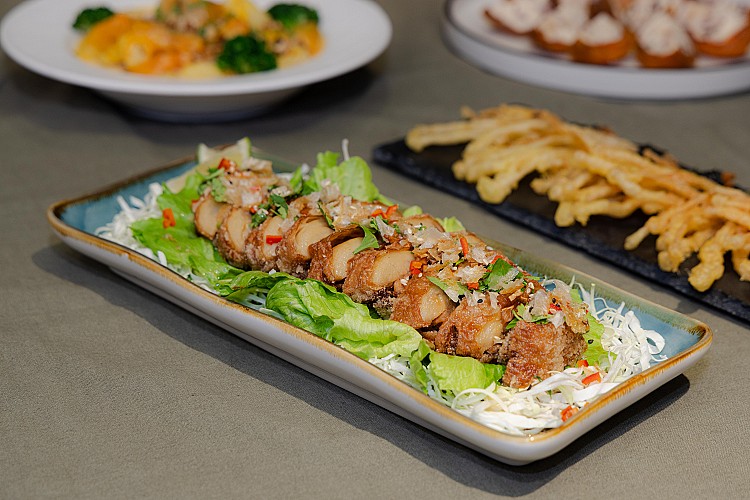 「金桔剝皮椒香櫛瓜麵」以細刨櫛瓜取代澱粉主體，結合微辣剝皮椒與清亮金桔香氣，風味乾淨俐落。