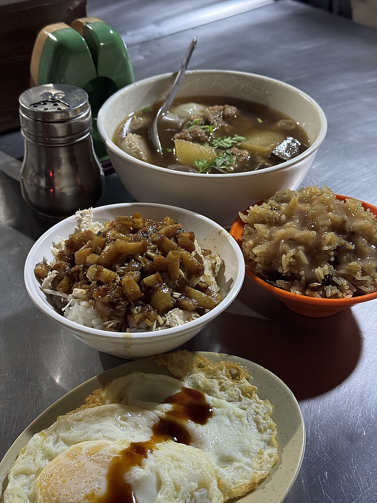 肥瘦相間的滷肉滷得晶亮發亮，澆淋在白飯上，香氣飄散，豬油隨著白飯的熱氣在嘴裡融化，配上瘦肉的口感相得益彰。
