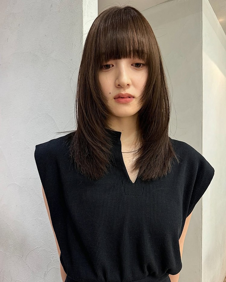 層次剪髮型推薦11：厚瀏海直髮