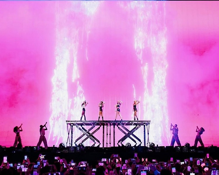 接著再回到「演唱會之都」高雄，根據高雄市審計處的數據顯示，高雄世運主場館自 2023 年 1 月至 2024 年 9 月已出借 18 場演唱會，低廉的租金使得場地收入只達到 975 萬餘元，但光是維護費用卻高達 4344 萬餘元，不過，這段時間卻迎來了 BLACKPINK、Coldplay、Ed Sheeran、Bruno Mars、ONE OK ROCK…等國際級巨星開唱，光是這兩年就為高雄帶進破億人次的觀光客，創造的觀光產值與後續效益更是高到無法估計。